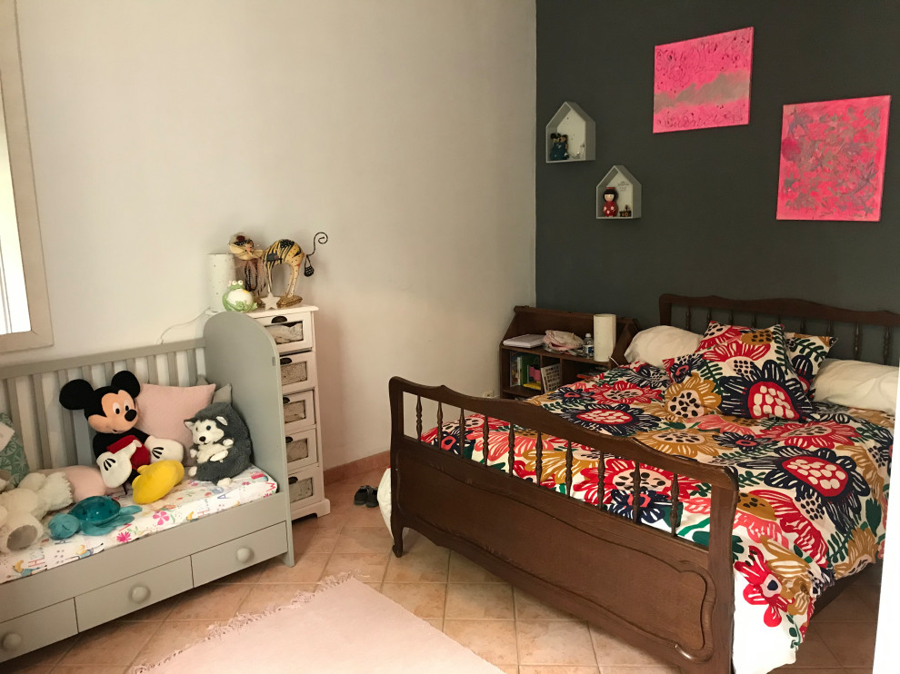 Foto de dormitorio infantil de 4 a 10 años tradicional de tamaño medio con paredes rosas, suelo de baldosas de cerámica y suelo beige