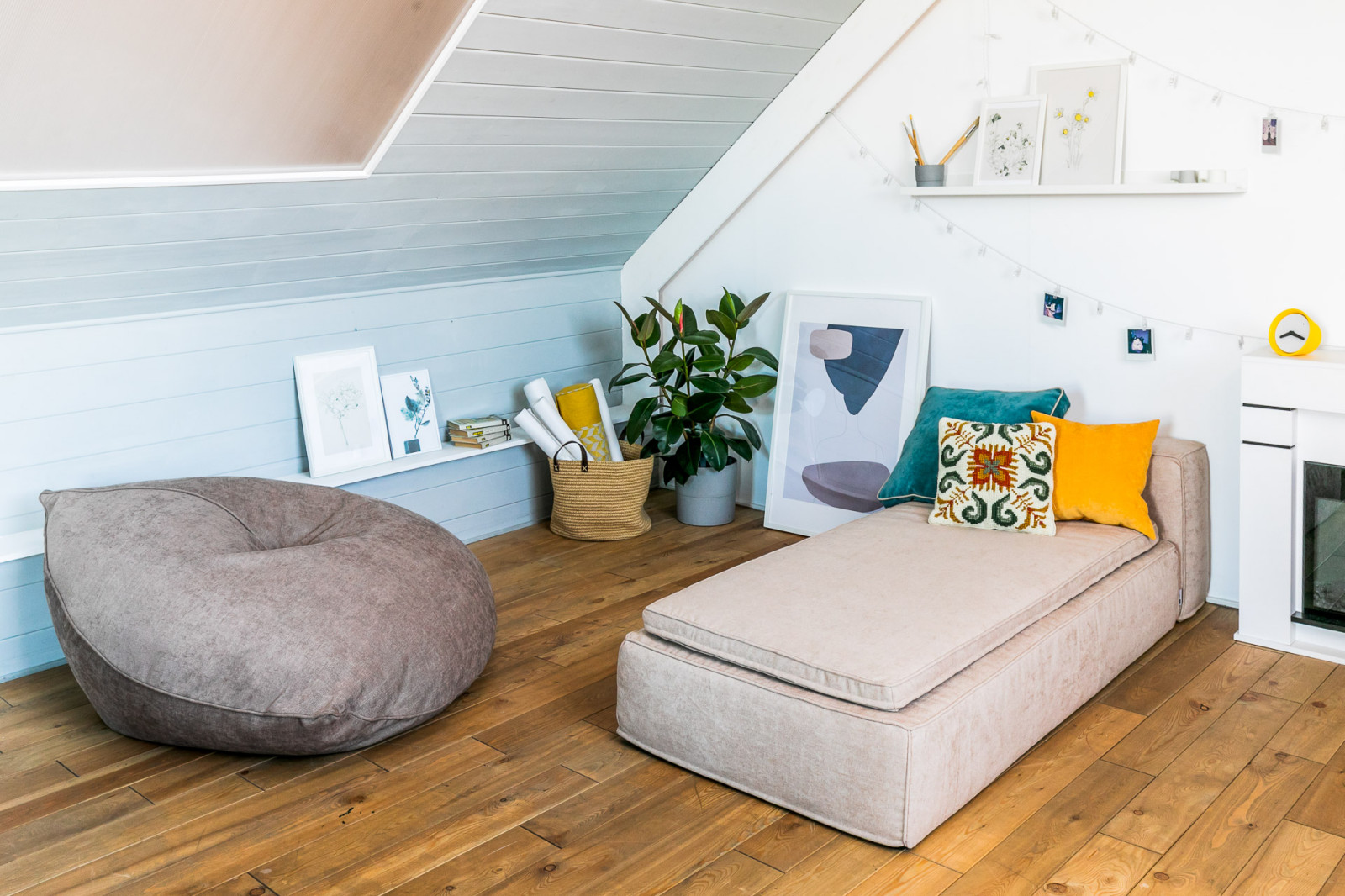 Светлая мансарда с камином