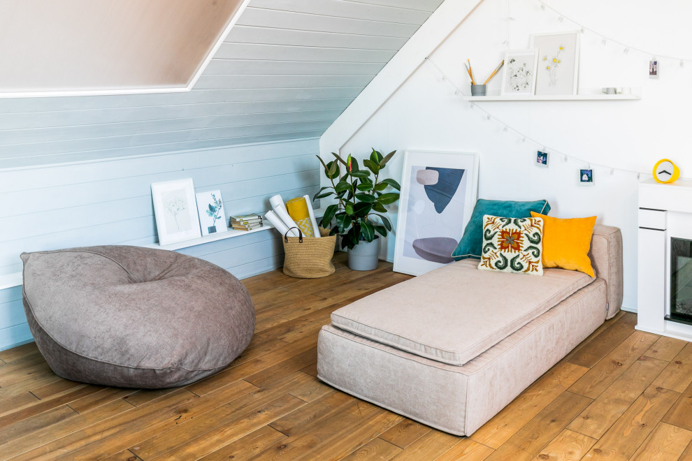 Светлая мансарда с камином