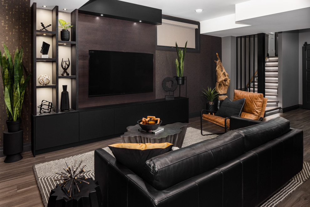 Mittelgroßes Modernes Wohnzimmer mit grauer Wandfarbe, Vinylboden, TV-Wand und Tapetenwänden in Sonstige