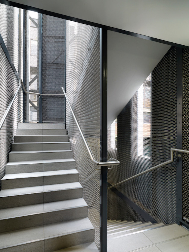 Foto de escalera industrial con barandilla de metal