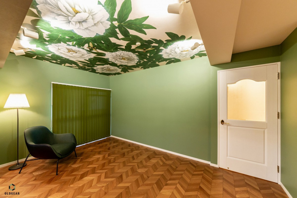 Источник вдохновения для домашнего уюта: открытая гостиная комната в стиле фьюжн с зелеными стенами, паркетным полом среднего тона, потолком с обоями, обоями на стенах, акцентной стеной и коричневым полом