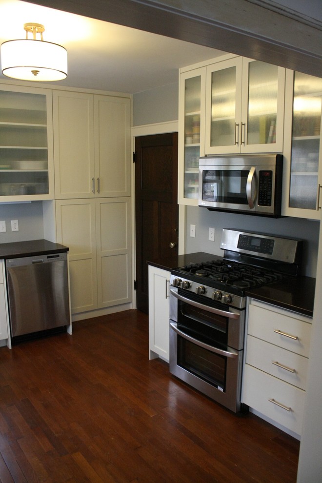 Transitional kitchen photo in Milwaukee