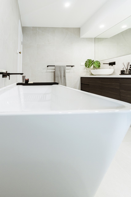 Roseville Chase - Urban Main Bathroom modern-bathroom
