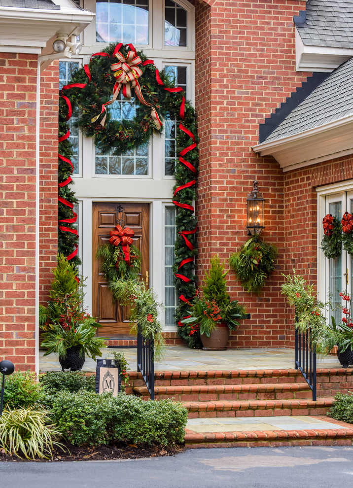 Design ideas for a traditional exterior in Richmond.