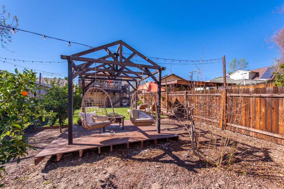 Foto di un giardino minimalista esposto in pieno sole di medie dimensioni e dietro casa in estate con pedane e recinzione in legno
