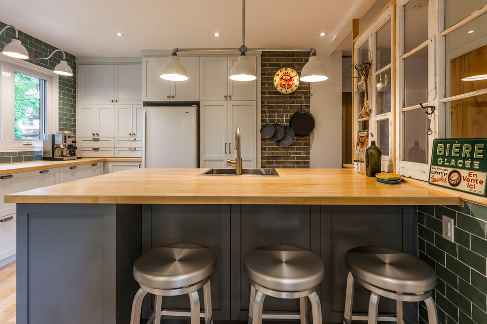 Example of a mid-sized cottage home design design