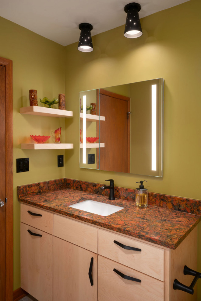 Foto på ett mellanstort retro orange badrum för barn, med släta luckor, skåp i ljust trä, gröna väggar, ett undermonterad handfat och bänkskiva i kvarts