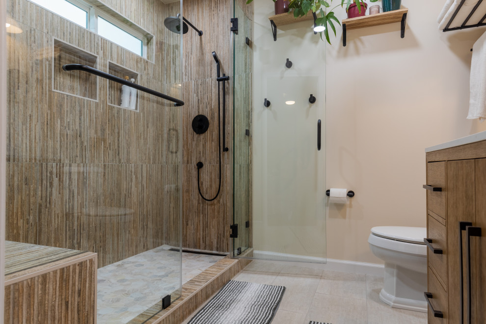 Cette image montre une salle de bain minimaliste de taille moyenne avec des portes de placard marrons, WC à poser, un carrelage multicolore, des carreaux de céramique, un mur blanc, un sol en carrelage de céramique, un lavabo encastré, un plan de toilette en quartz modifié, une cabine de douche à porte battante, un plan de toilette blanc, un banc de douche, meuble simple vasque, un mur en parement de brique, un placard à porte plane, meuble-lavabo sur pied et un sol beige.