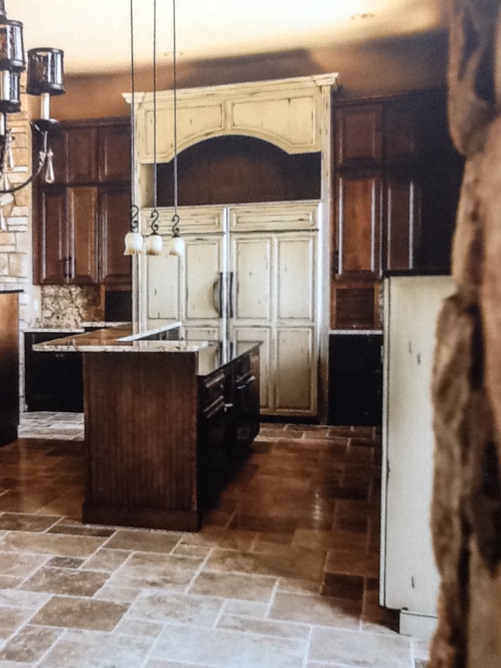 Kitchen - rustic kitchen idea in Miami