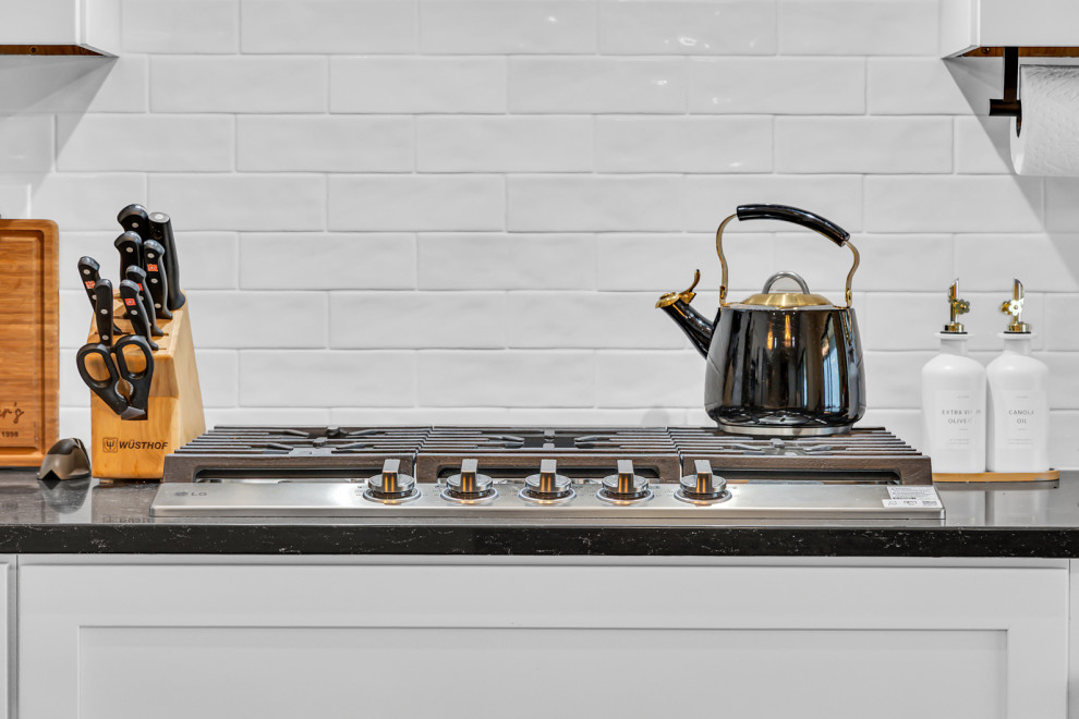 Kitchen - transitional kitchen idea