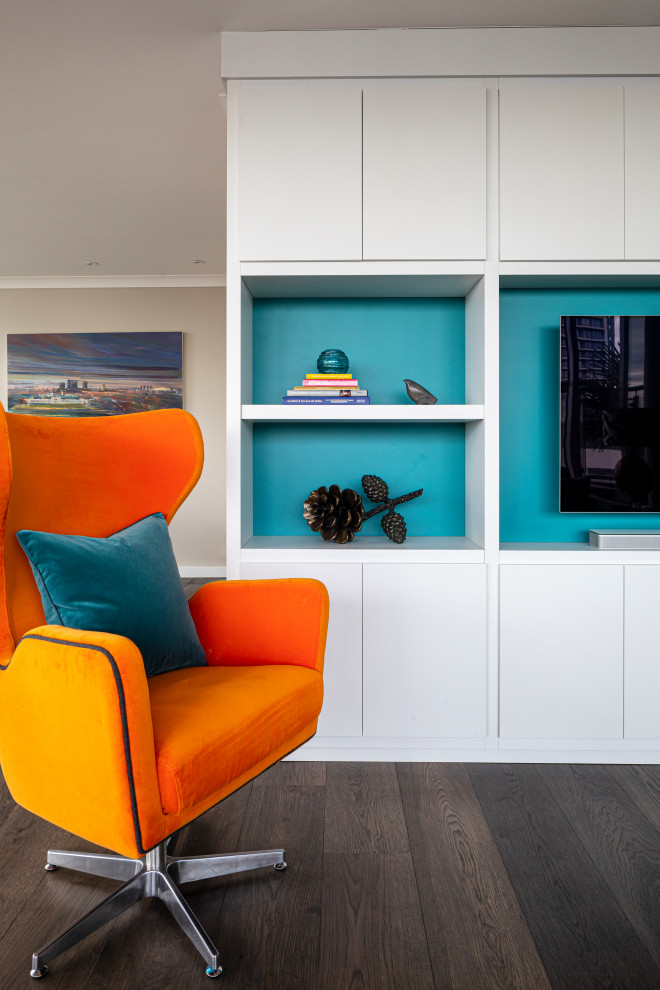 Idee per un soggiorno minimalista di medie dimensioni e aperto con sala formale, pareti beige, pavimento in legno massello medio e pavimento marrone
