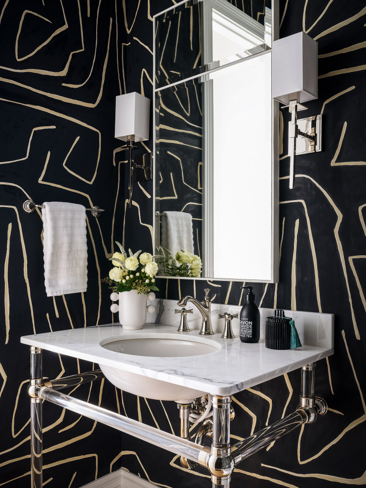 Idée de décoration pour un WC et toilettes tradition avec un mur noir, un lavabo encastré, un plan de toilette blanc et du papier peint.