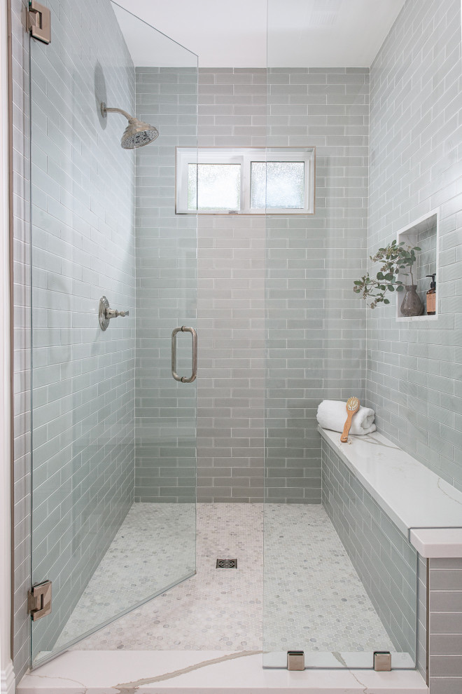 Inspiration för ett maritimt vit vitt en-suite badrum, med skåp i shakerstil, vita skåp, en dusch i en alkov, vita väggar, klinkergolv i porslin, ett undermonterad handfat, bänkskiva i kvartsit, vitt golv och dusch med gångjärnsdörr