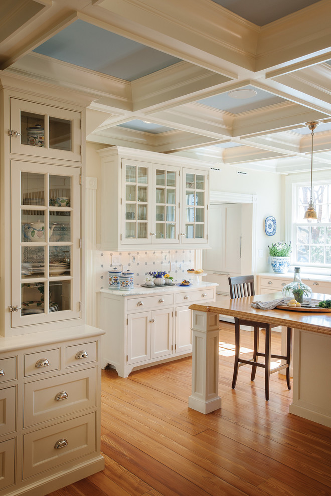 Inspiration for a large traditional u-shaped eat-in kitchen in Boston with a farmhouse sink, beaded inset cabinets, white cabinets, coloured appliances, medium hardwood floors and with island.