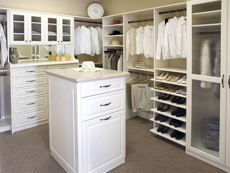 Expansive traditional gender-neutral walk-in wardrobe in Toronto with open cabinets, white cabinets, carpet and beige floor.