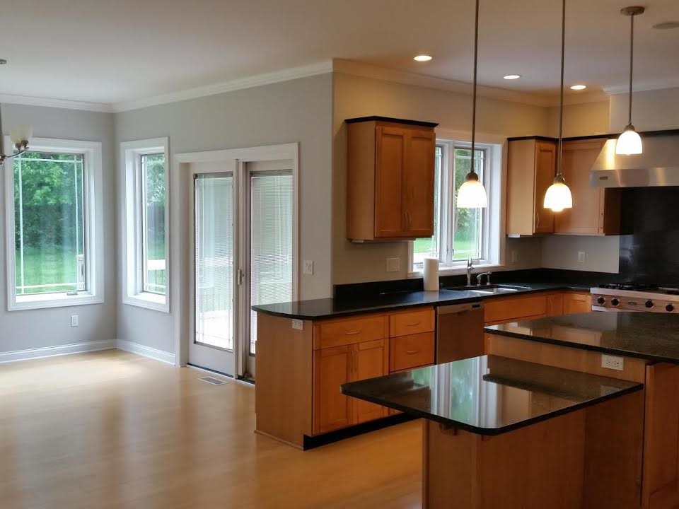 Enclosed kitchen - mid-sized transitional u-shaped ceramic tile and beige floor enclosed kitchen idea with an undermount sink, shaker cabinets, light wood cabinets, quartz countertops, stainless steel appliances and an island