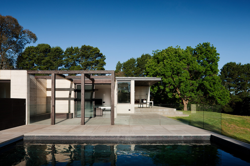 This is an example of a modern pool in Melbourne.