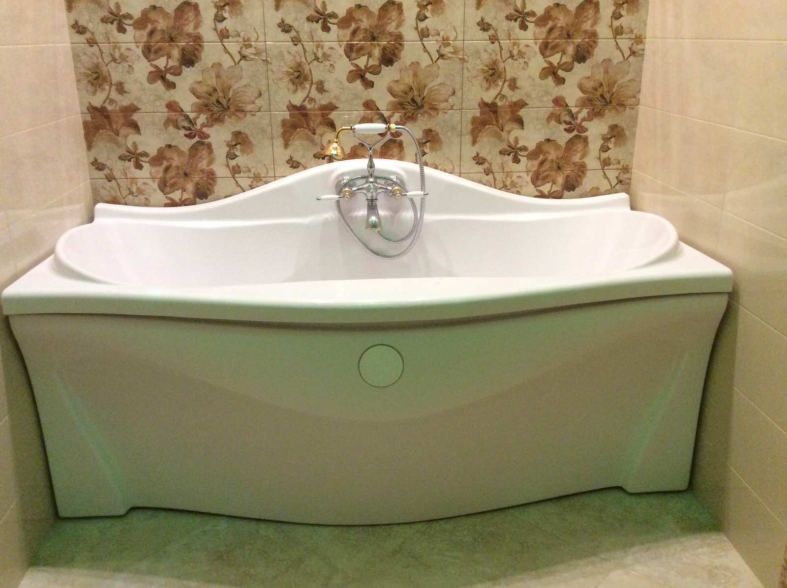 Ванная комната в классическом стиле в светлых тонах