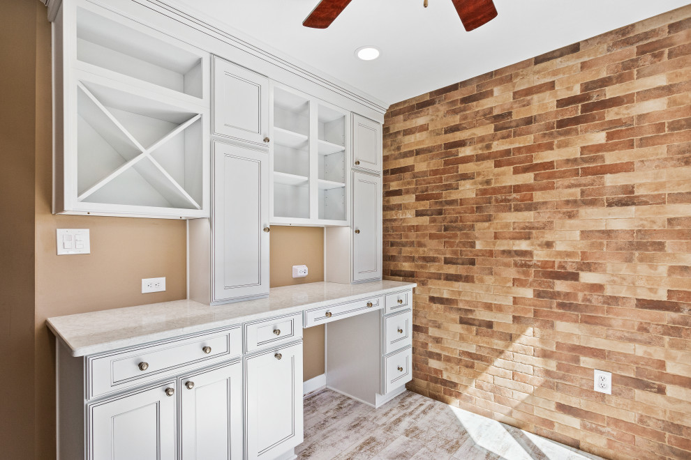 Свежая идея для дизайна: столовая среднего размера с с кухонным уголком, коричневыми стенами, светлым паркетным полом и кирпичными стенами - отличное фото интерьера