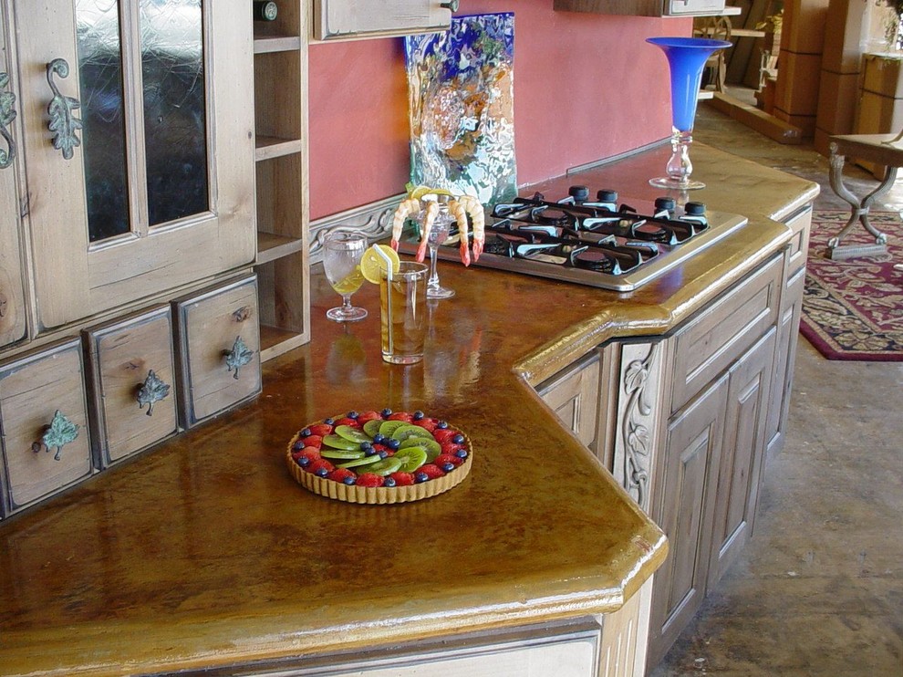 Offene, Mittelgroße Klassische Küche mit Betonarbeitsplatte, Küchenrückwand in Rosa, Betonboden und Kücheninsel in Oklahoma City
