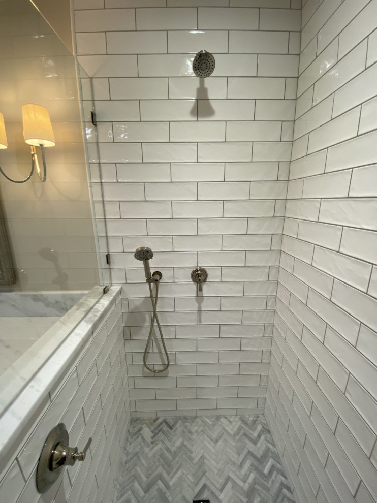 Idéer för mellanstora vintage vitt en-suite badrum, med luckor med infälld panel, vita skåp, en dusch i en alkov, en toalettstol med separat cisternkåpa, vit kakel, porslinskakel, grå väggar, klinkergolv i porslin, ett undermonterad handfat, bänkskiva i kvartsit, grått golv och dusch med gångjärnsdörr
