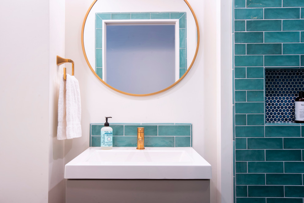 Exempel på ett litet modernt vit vitt badrum med dusch, med släta luckor, vita skåp, ett fristående badkar, en dusch i en alkov, en toalettstol med separat cisternkåpa, grå kakel, tunnelbanekakel, vita väggar, mosaikgolv, ett integrerad handfat, bänkskiva i akrylsten, grönt golv och dusch med gångjärnsdörr