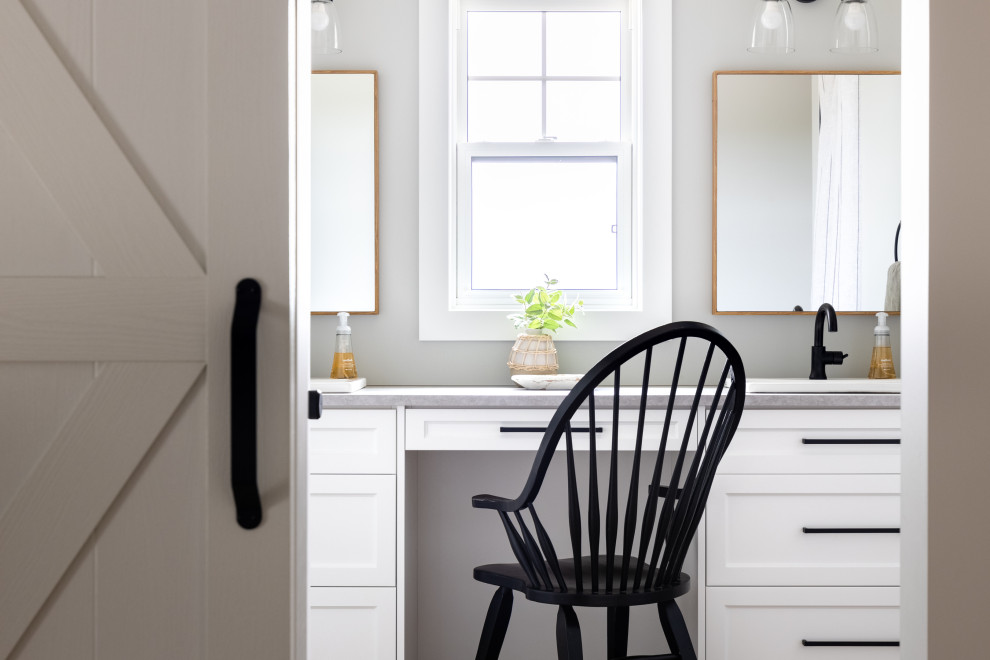 Eat-in kitchen - mid-sized transitional l-shaped medium tone wood floor, multicolored floor and vaulted ceiling eat-in kitchen idea with an undermount sink, shaker cabinets, white cabinets, quartz countertops, shiplap backsplash, stainless steel appliances, an island and white countertops