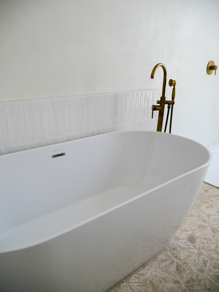 Exemple d'une salle de bain principale chic avec un carrelage blanc, des carreaux de céramique, un sol en carrelage de céramique et un sol beige.