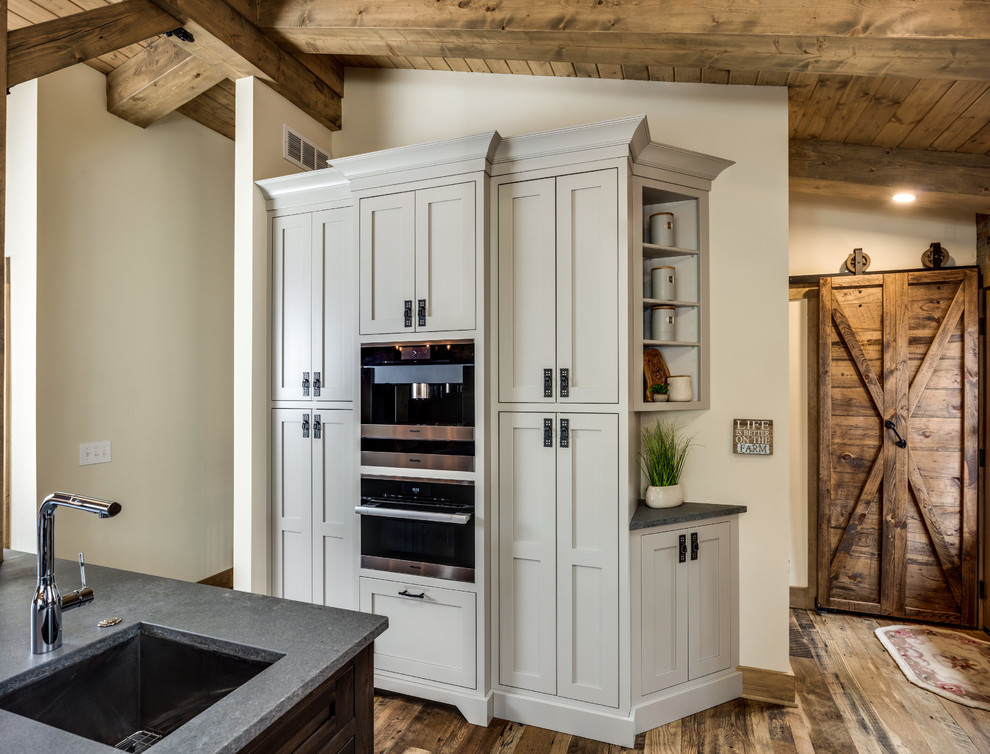 Inspiration for a rustic home design remodel in Detroit