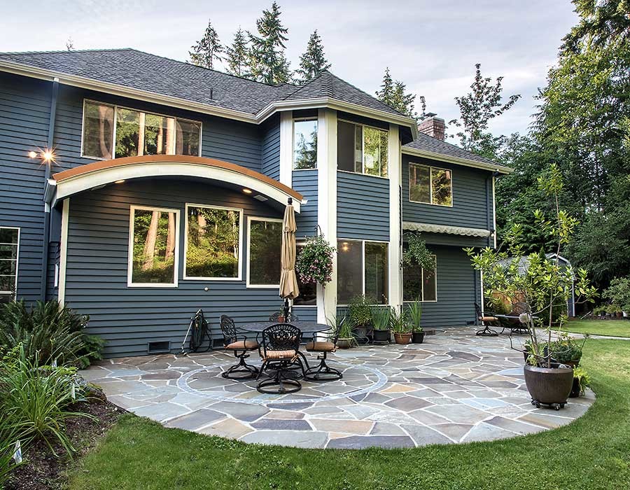 This is an example of a large traditional backyard garden in Seattle.