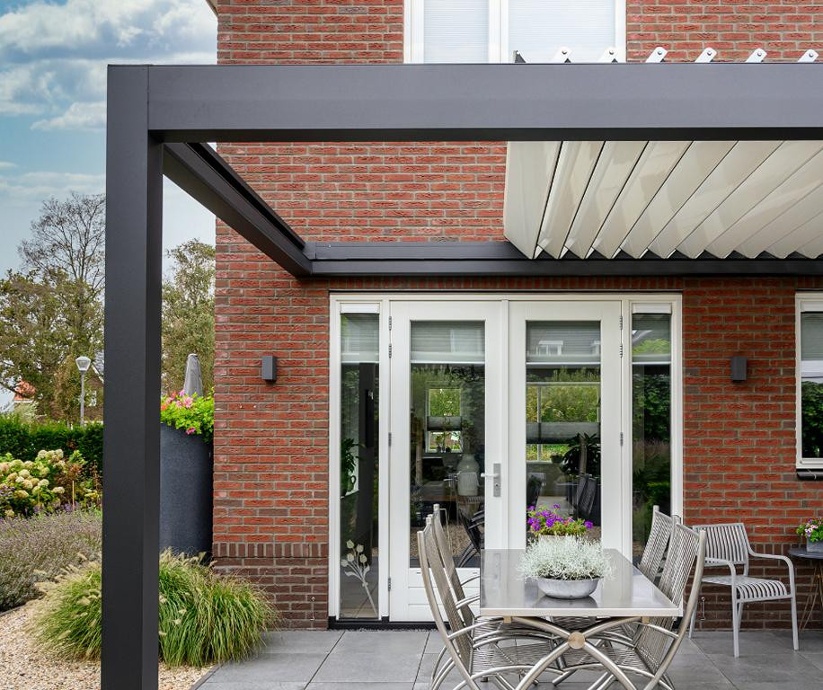 Inspiration for a medium sized contemporary side ground level terrace in Hanover with a roof extension.
