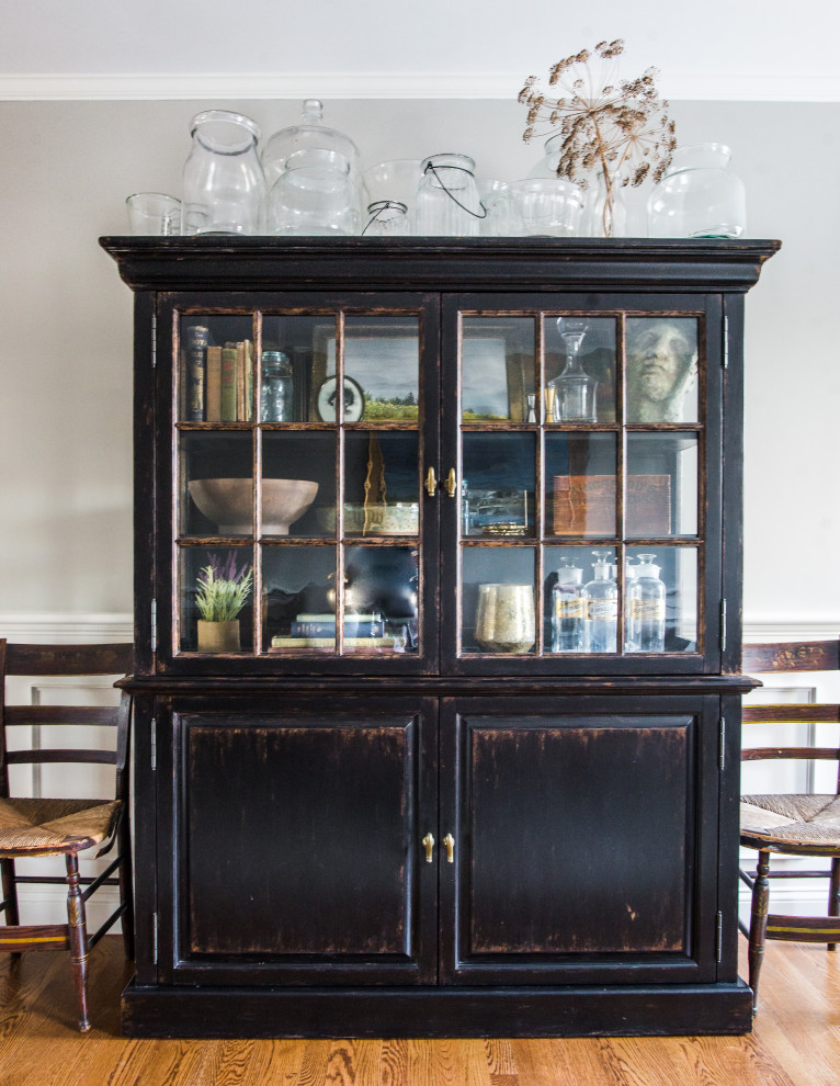 Example of a transitional home design design in Boston