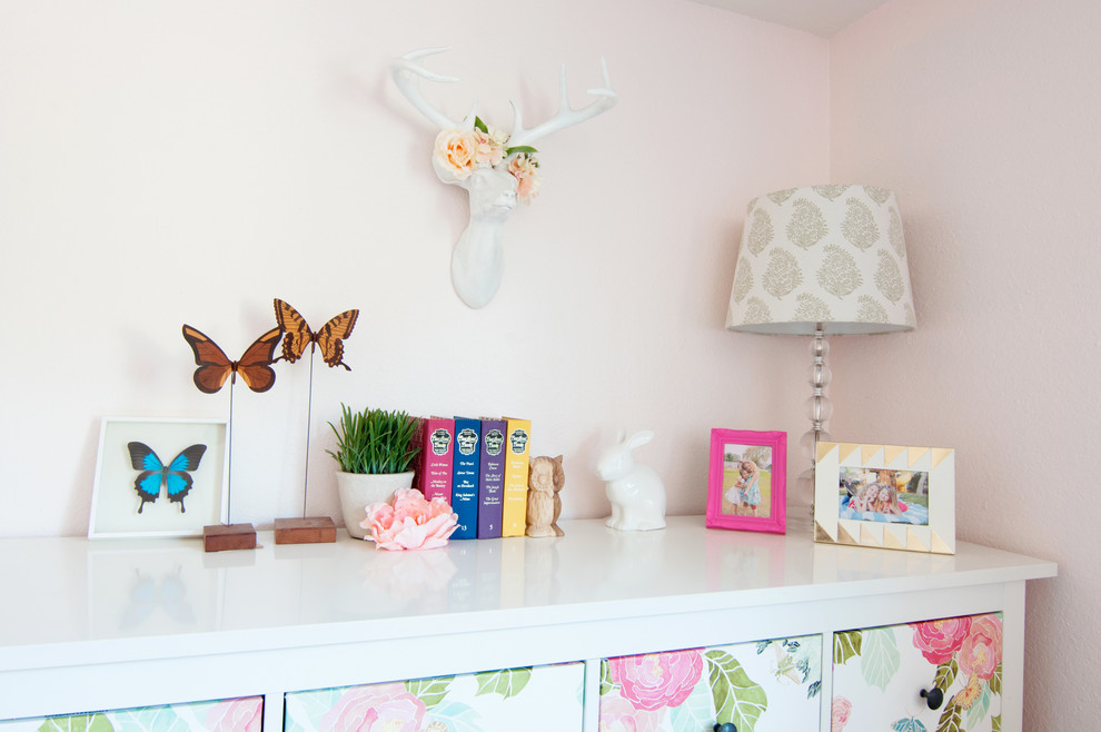 Inspiration for a mid-sized eclectic kids' bedroom for kids 4-10 years old and girls in Los Angeles with pink walls.