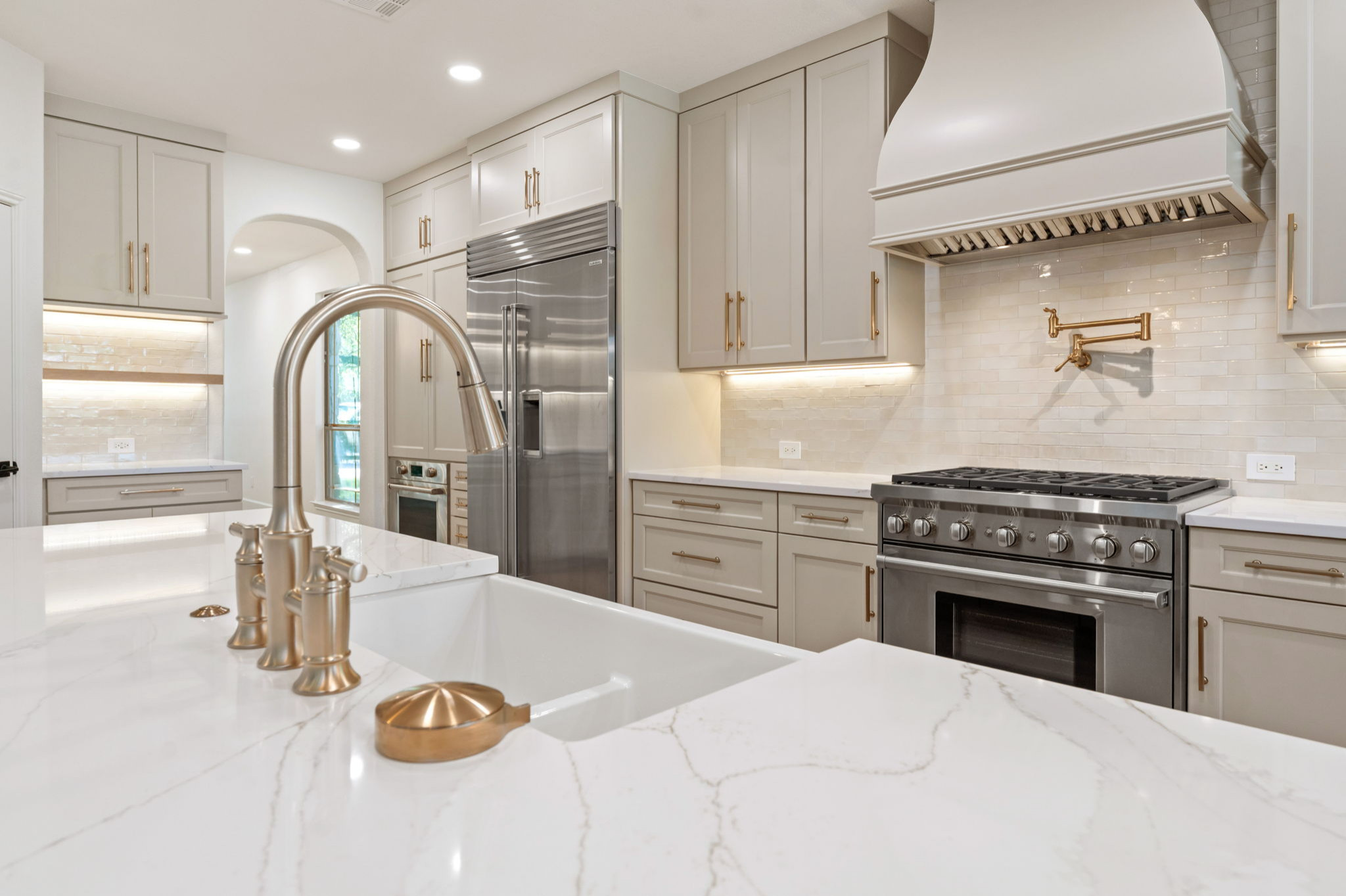 Kitchen - transitional kitchen idea in Austin