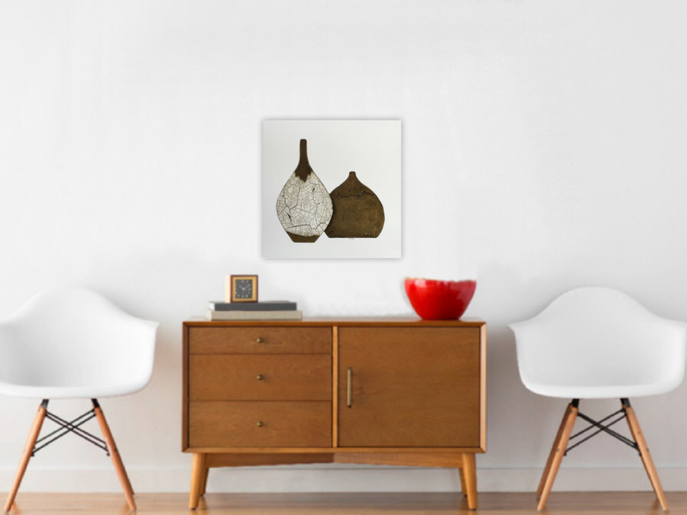 Example of a mid-sized mid-century modern home design design in Orange County