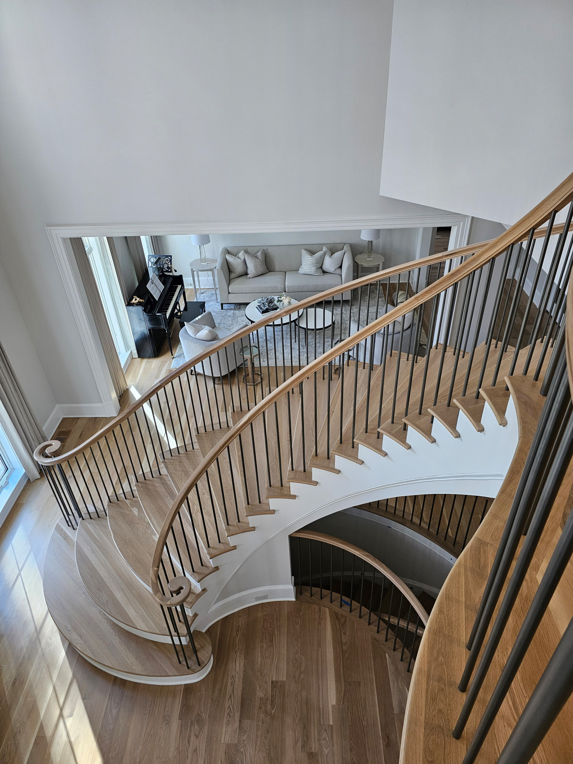 116_Elegant & Eye-catching Curved Staircase, Leesburg VA 20175
