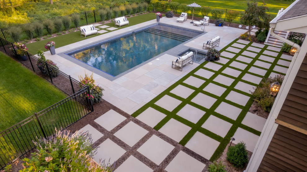 Идея дизайна: прямоугольный ландшафтный бассейн на заднем дворе в стиле модернизм