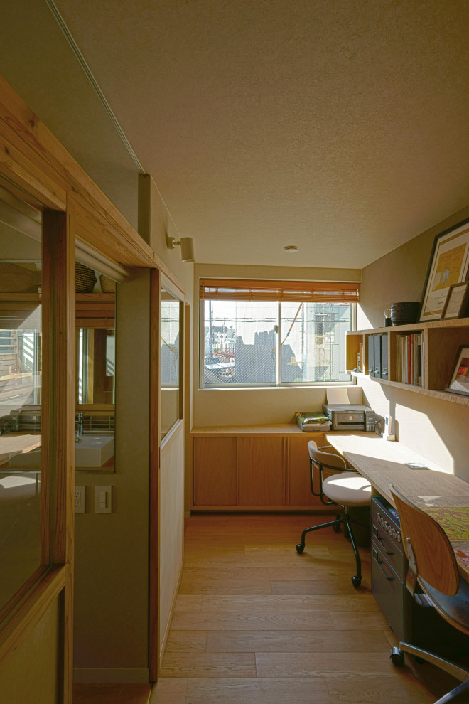 Cette image montre un petit bureau nordique avec un mur gris, un sol en contreplaqué, aucune cheminée, un bureau intégré, un sol beige, un plafond en papier peint et du papier peint.