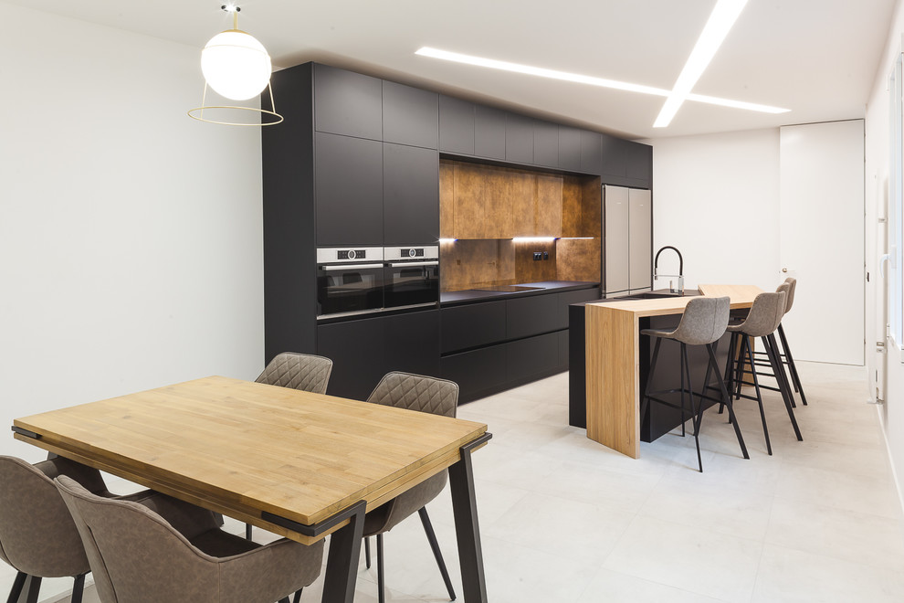 Design ideas for a contemporary kitchen in Madrid.