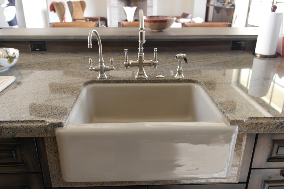 Transitional home design photo in Phoenix