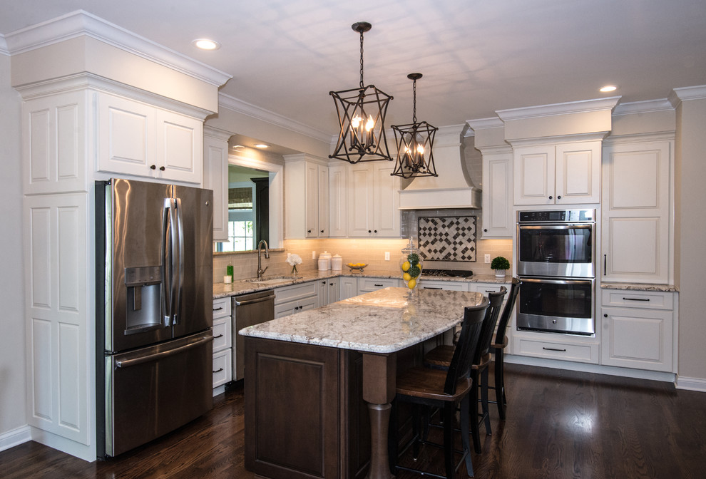 Kitchen - transitional kitchen idea in St Louis