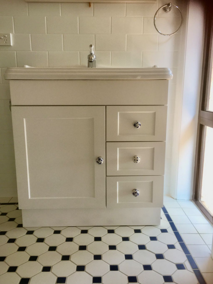 Photo of a contemporary bathroom in Sydney.