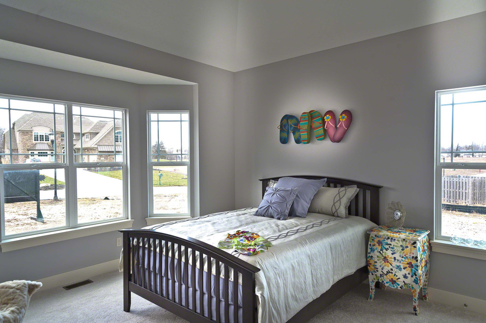 This is an example of a mid-sized traditional bedroom in Cleveland with grey walls and carpet.