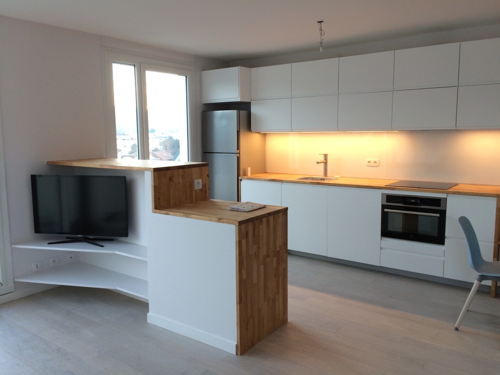 Contemporary kitchen in Grenoble with with island.