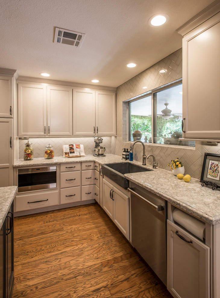 Example of a transitional home design design in Phoenix