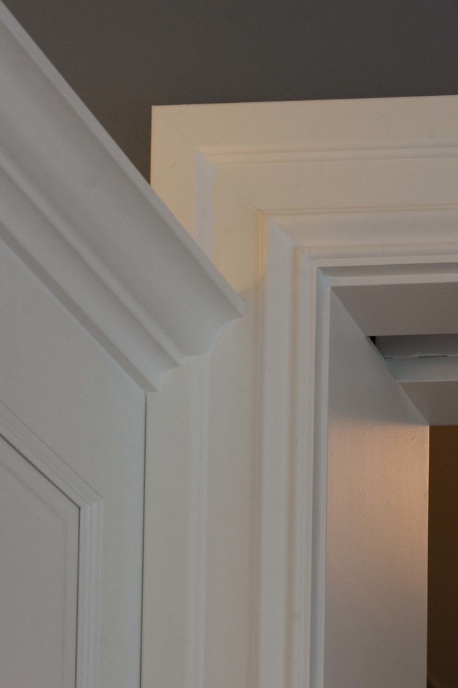Example of a transitional entryway design in Milwaukee