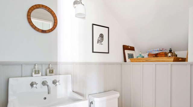 board and batten powder room maritim-gaestetoilette
