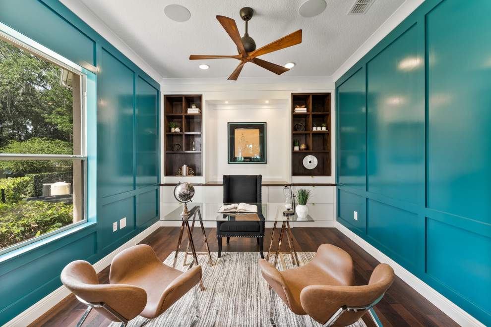 Стильный дизайн: кабинет среднего размера в стиле неоклассика (современная классика) с синими стенами, темным паркетным полом, отдельно стоящим рабочим столом и панелями на стенах - последний тренд