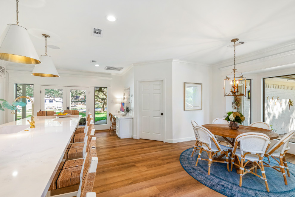 Transitional home design photo in Houston